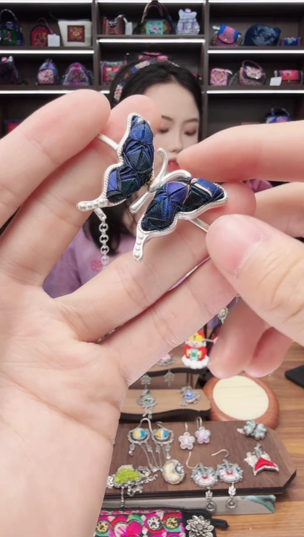 织绣114蒙阿苏苗绣传承店