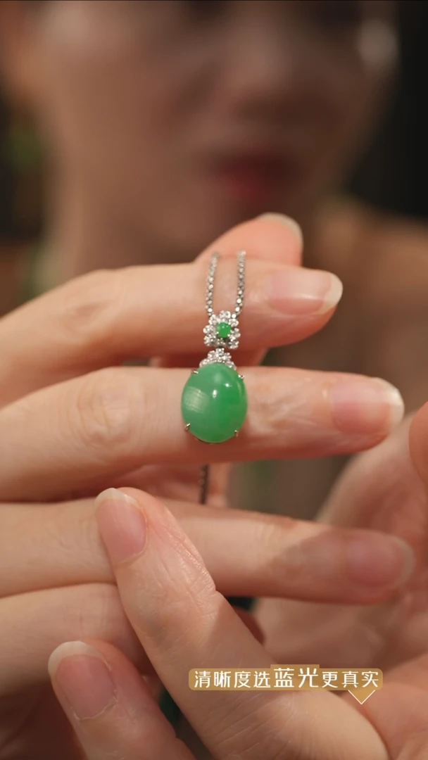 翡翠18K金镶嵌吊坠(不含链)满绿翡翠鸽子蛋吊坠