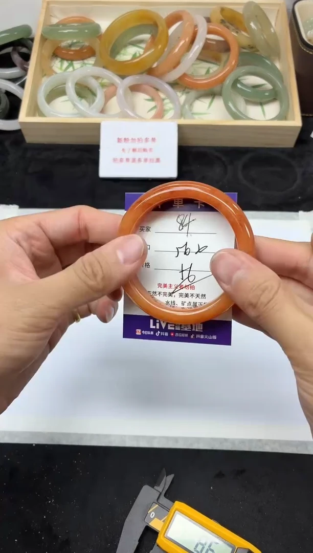 未镶嵌手镯石英质玉84