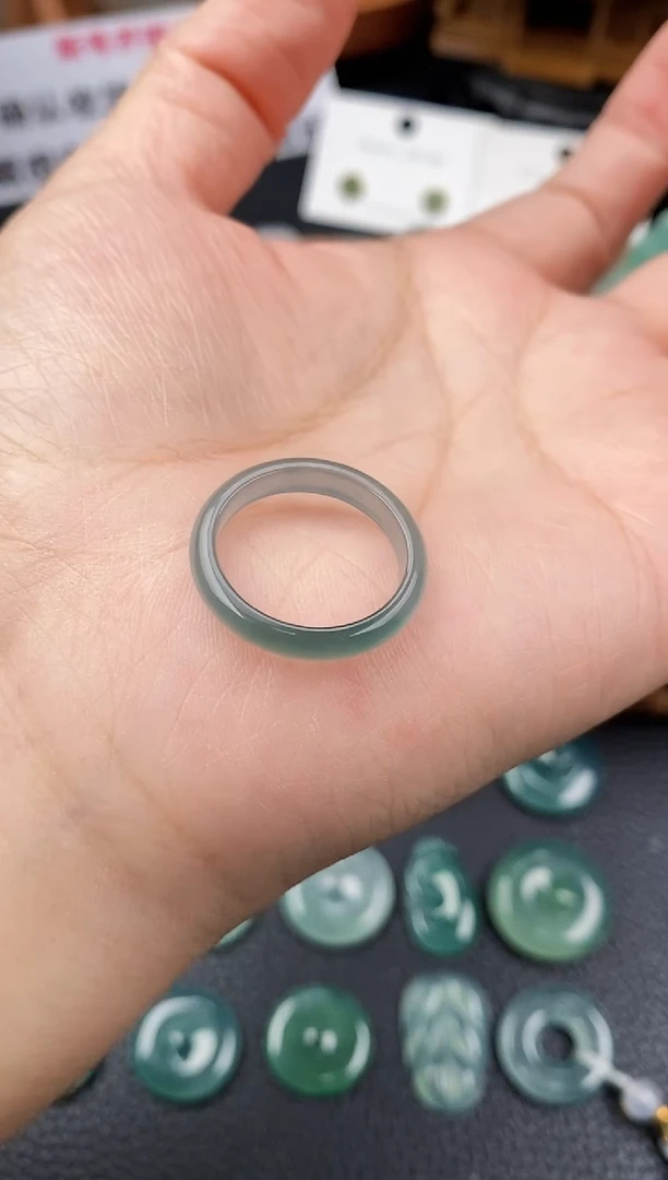 翡翠未镶嵌颈饰戒圈