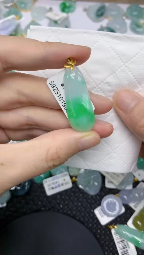 颈饰18K金镶嵌翡翠1111111