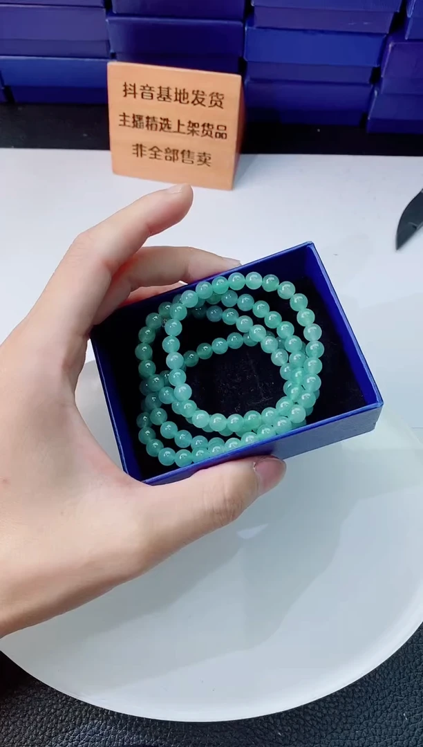 翡翠未镶嵌颈饰     `