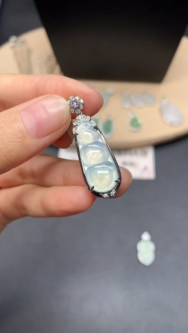 【闪购商品】翡翠吊坠(不含链)银S925镶嵌福豆【多样性发其一】