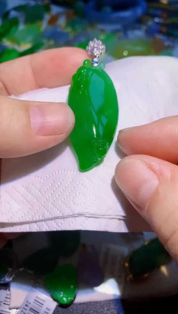 翡翠18K金镶嵌颈饰瓜