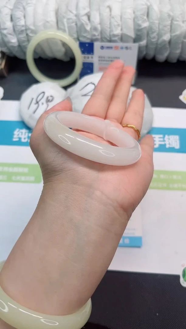 石英质玉手镯未镶嵌189-