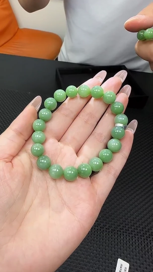 未镶嵌手串和田玉一条，约10mm，多样性发一件