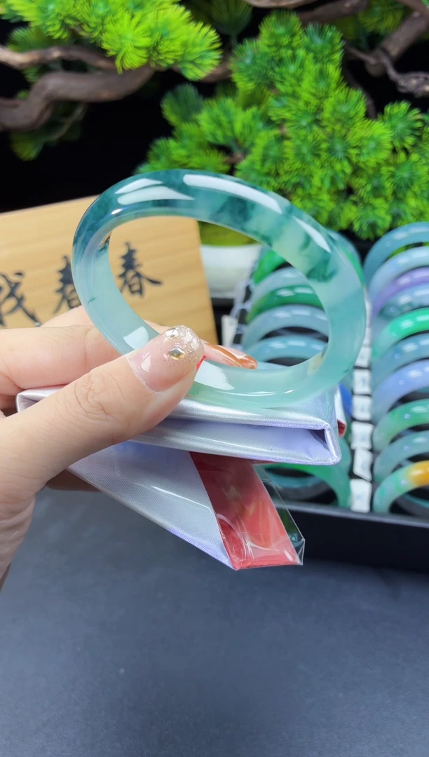 未镶嵌手镯（贵妃镯）翡翠A60