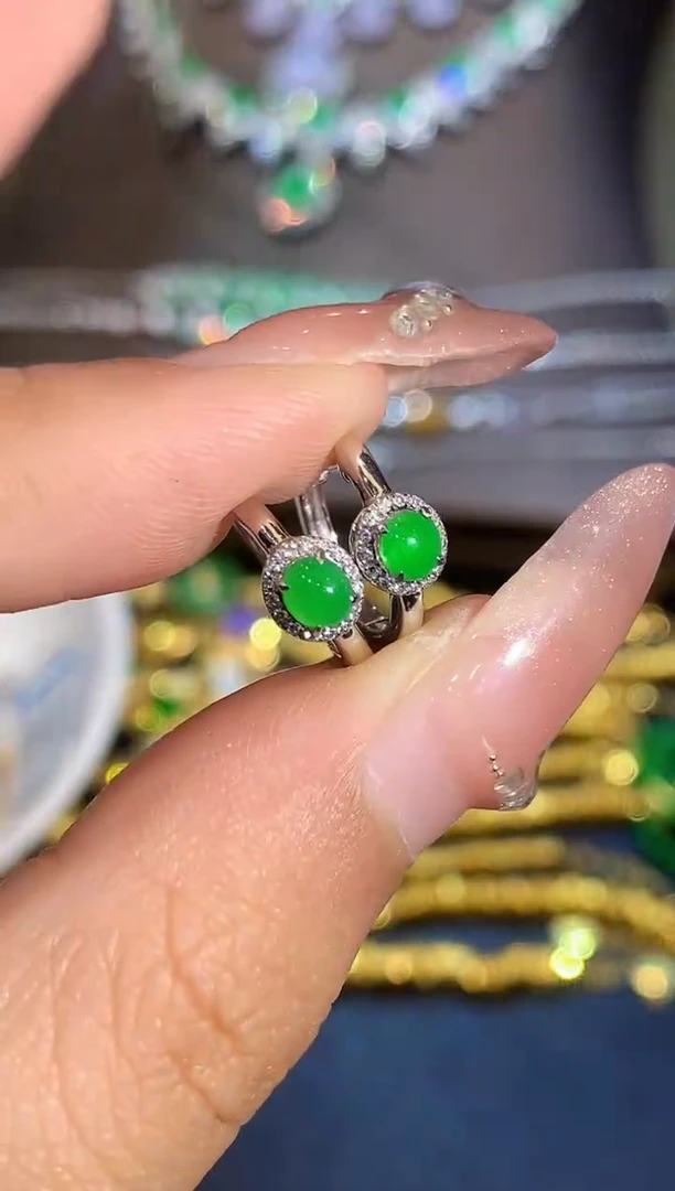 18K金镶嵌翡翠耳饰L1818多样性发其一