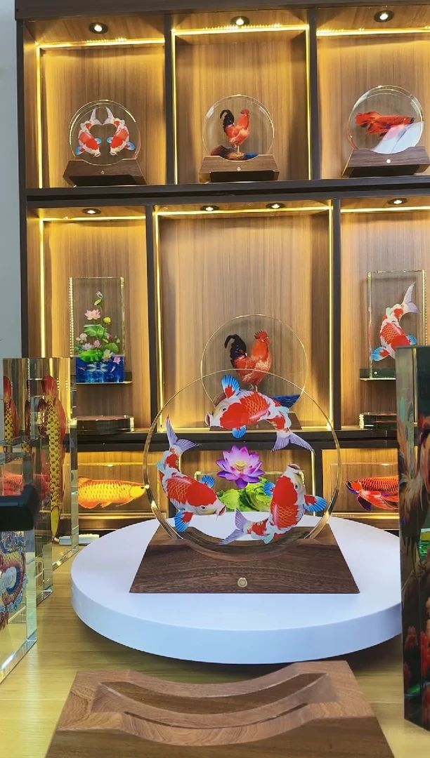 有机玻璃游**华三条鲤鱼图大圆形尺寸30*30*4+底座