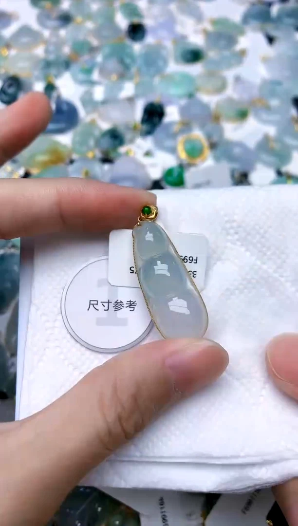 颈饰18K金镶嵌翡翠天然A货翡翠