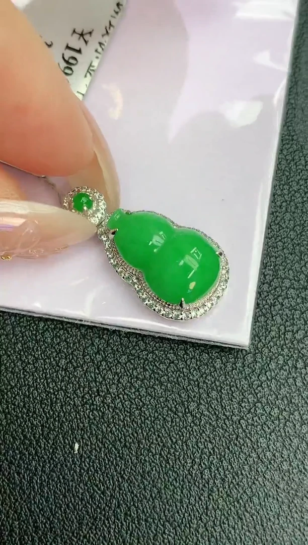 颈饰18K金镶嵌翡翠赠礼盒证书 麦麦