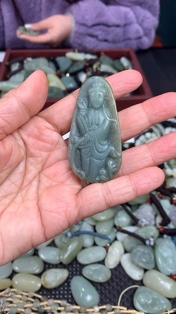 颈饰未镶嵌和田玉（多样性发一件）没有证书有瑕