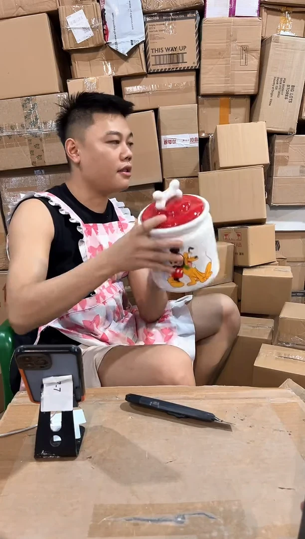 瓷片米奇抱布鲁托储物罐