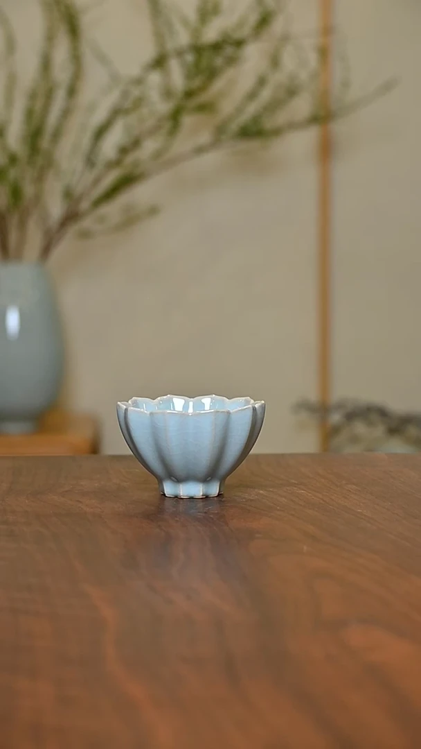 莲花杯 天青 微瑕 无款