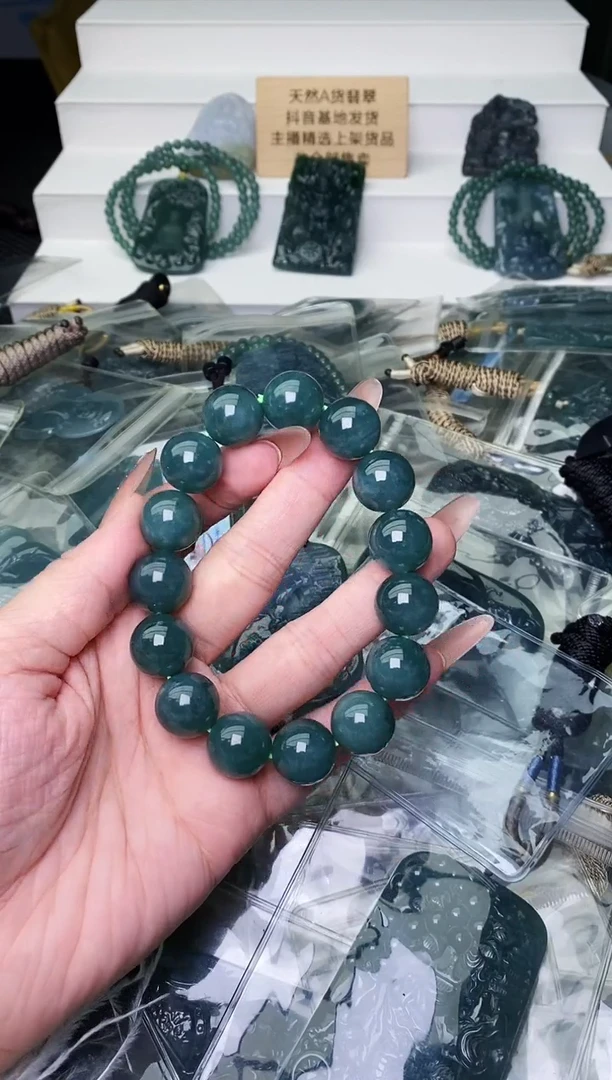 颈饰未镶嵌翡翠