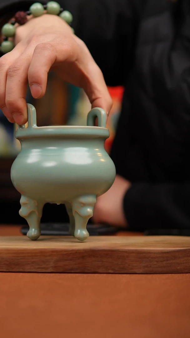 【闪购商品】瓷片仿古天青三足香炉微瑕