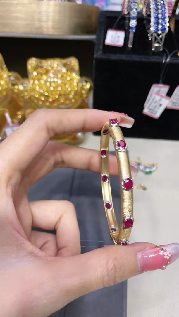 18K金镶嵌红宝石手镯