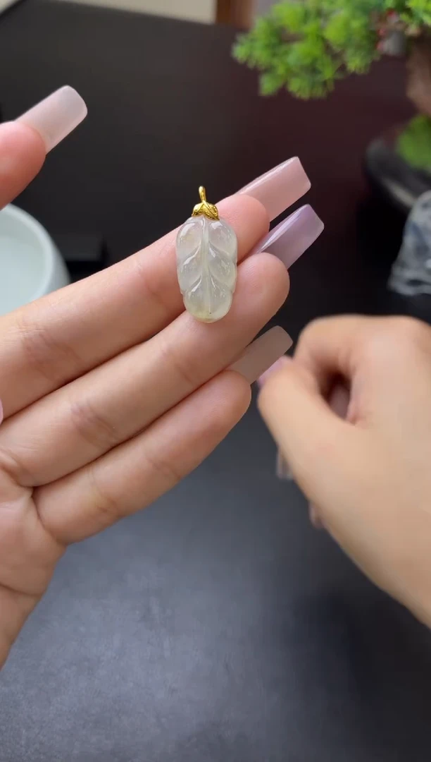 吊坠(不含链)18K金镶嵌翡翠吊坠（配皮绳！）