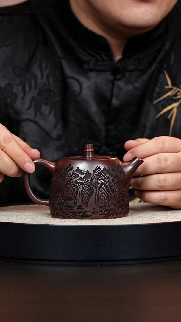 宜兴紫砂山水汉铎壶