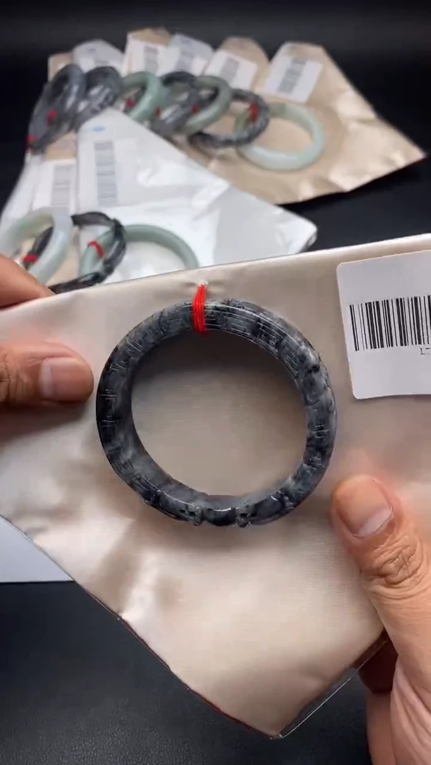 翡翠手镯未镶嵌乌鸡雕花双龙戏珠