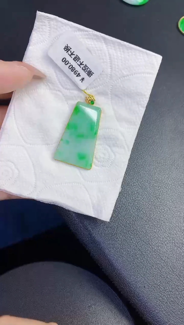 颈饰18K金镶嵌翡翠缅甸天然翡翠A货