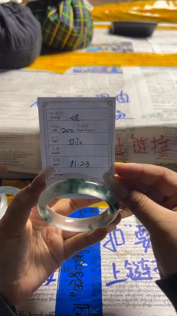 非金属珐琅妮果敢玉生香手镯甄选