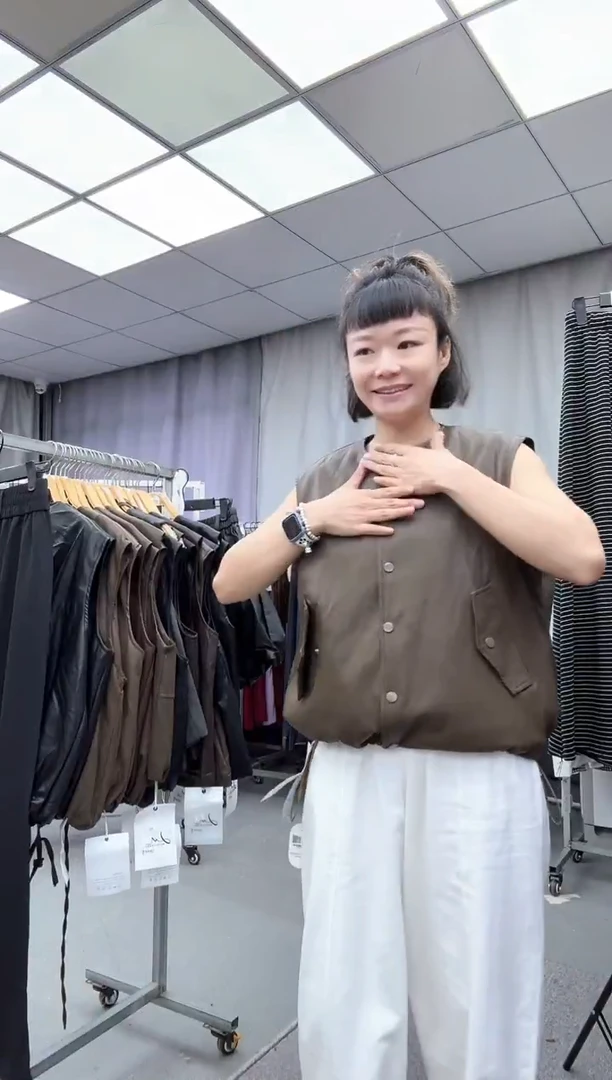 单马甲   大哥家漂亮衣服漂亮颜色