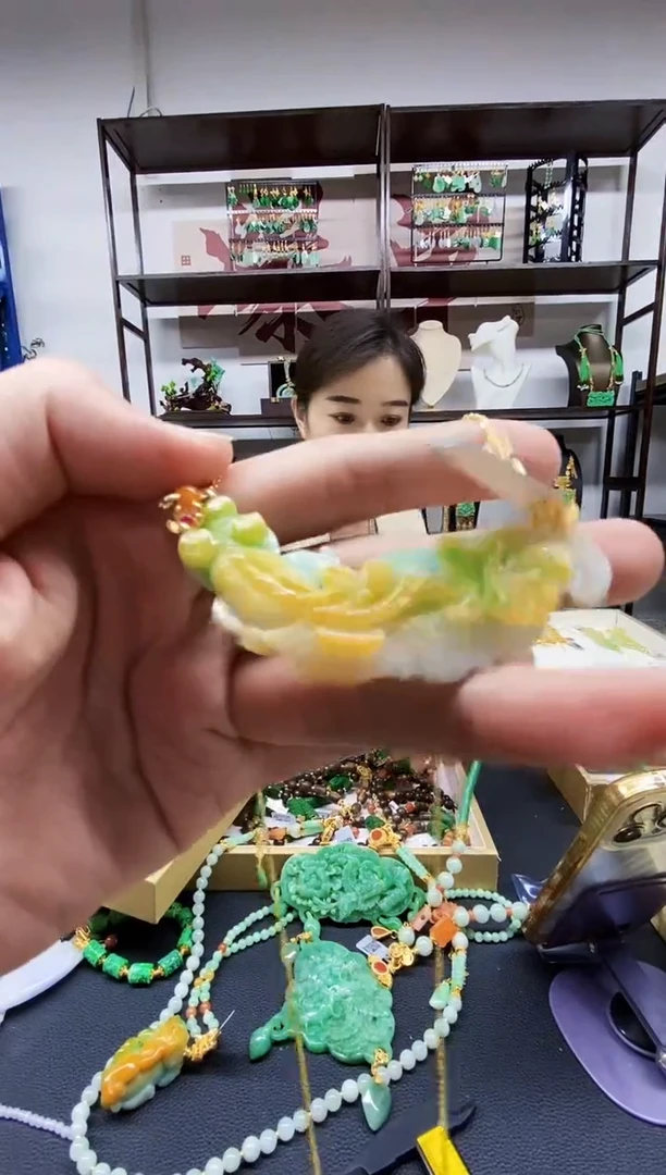 颈饰未镶嵌翡翠吊坠