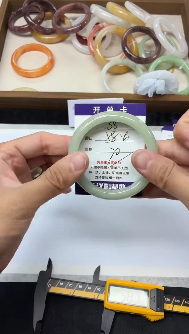 未镶嵌手镯石英质玉38