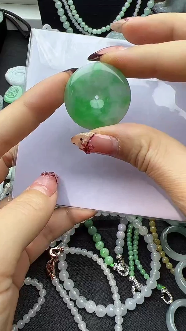 颈饰未镶嵌翡翠平安扣