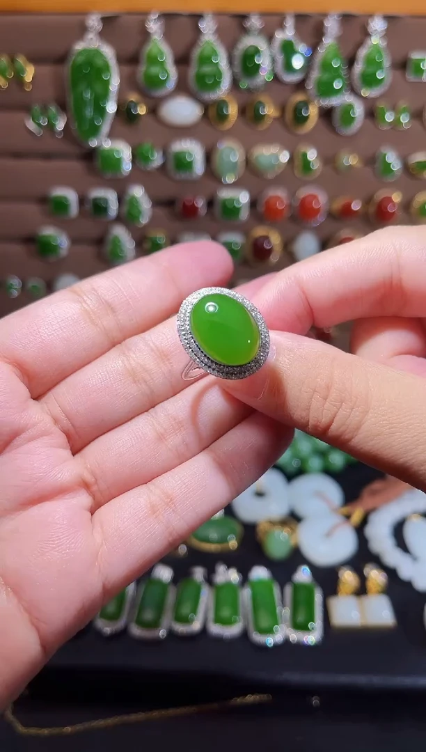 和田玉18K金镶嵌颈饰t****n苹果绿蛋面戒指