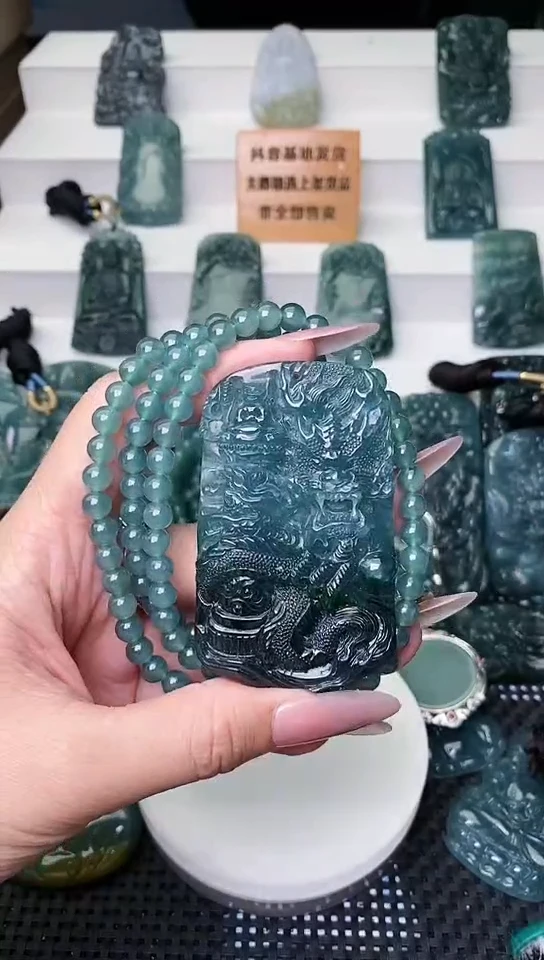 颈饰未镶嵌翡翠