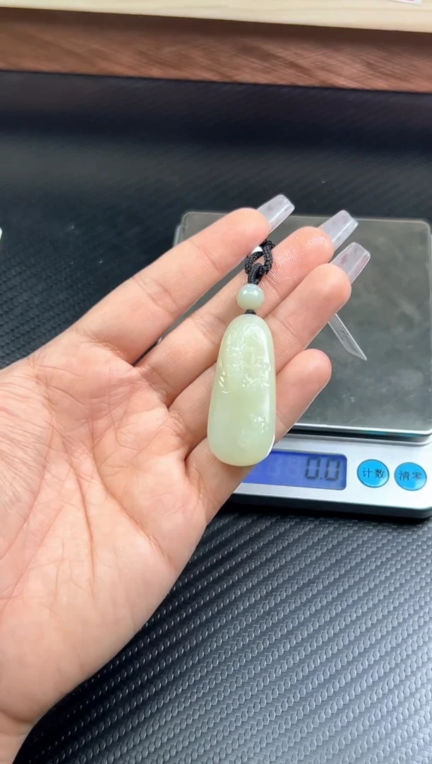 吊坠(赠链)未镶嵌和田玉且末微色差迪克兰二细 吊坠