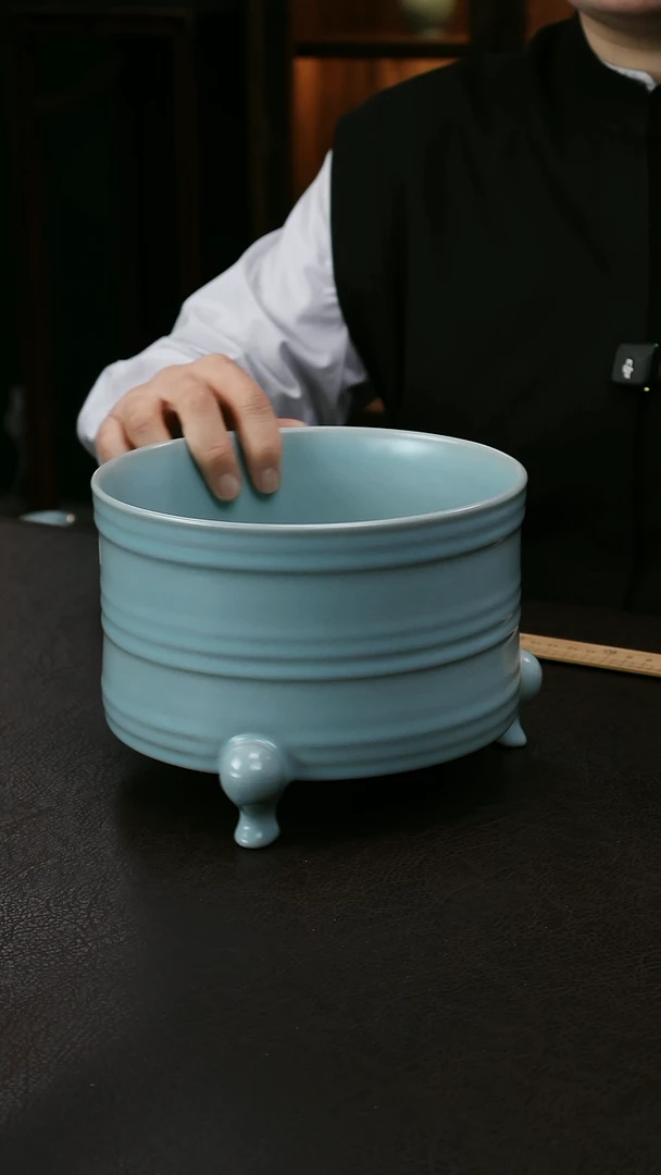 【闪购商品】其他精品大号三足弦纹樽29