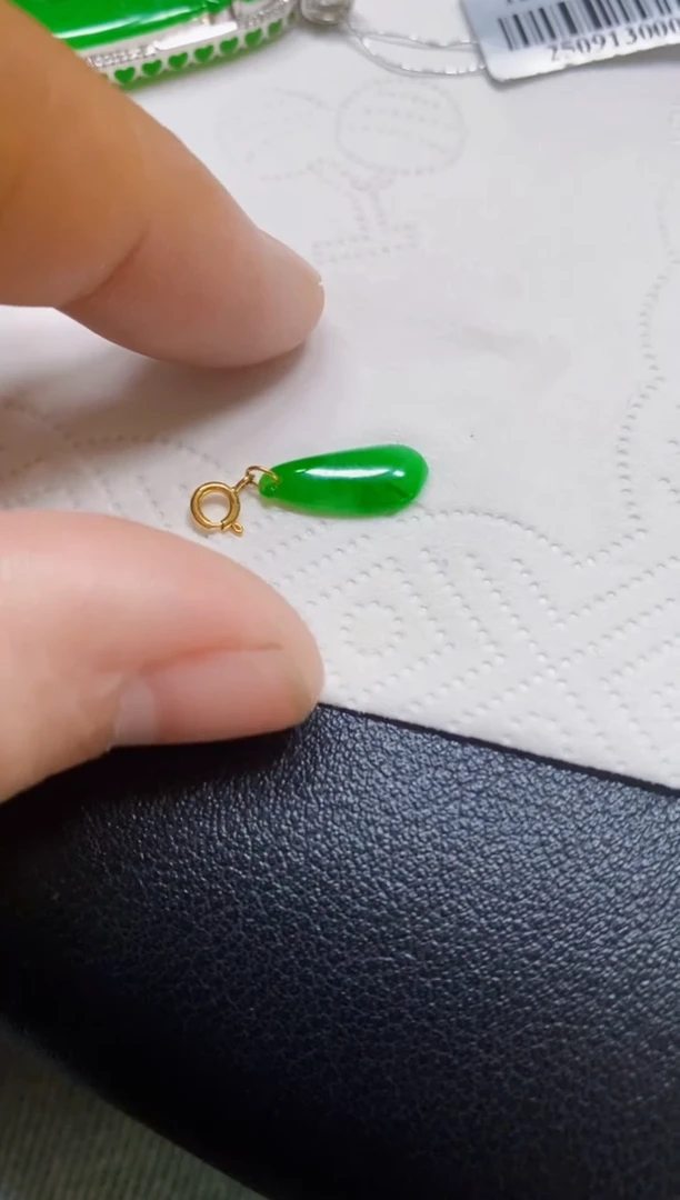 颈饰18K金镶嵌翡翠吊坠