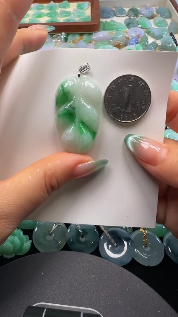 颈饰18K金镶嵌翡翠叶子