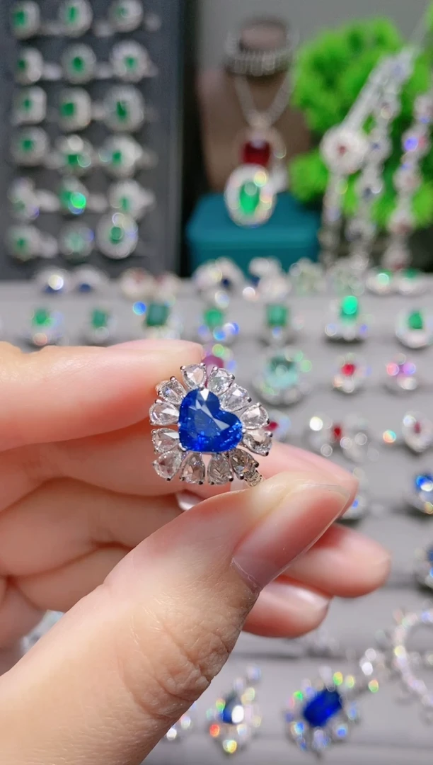 18K金戒指蓝宝石18K金镶嵌.