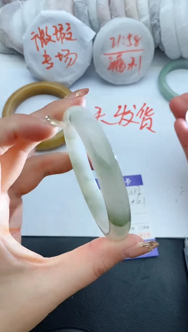 【闪购商品】石英质玉手镯未镶嵌C127+60/61