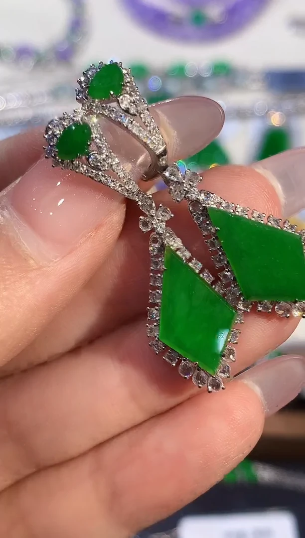 18K金镶嵌翡翠耳饰多样性发其一