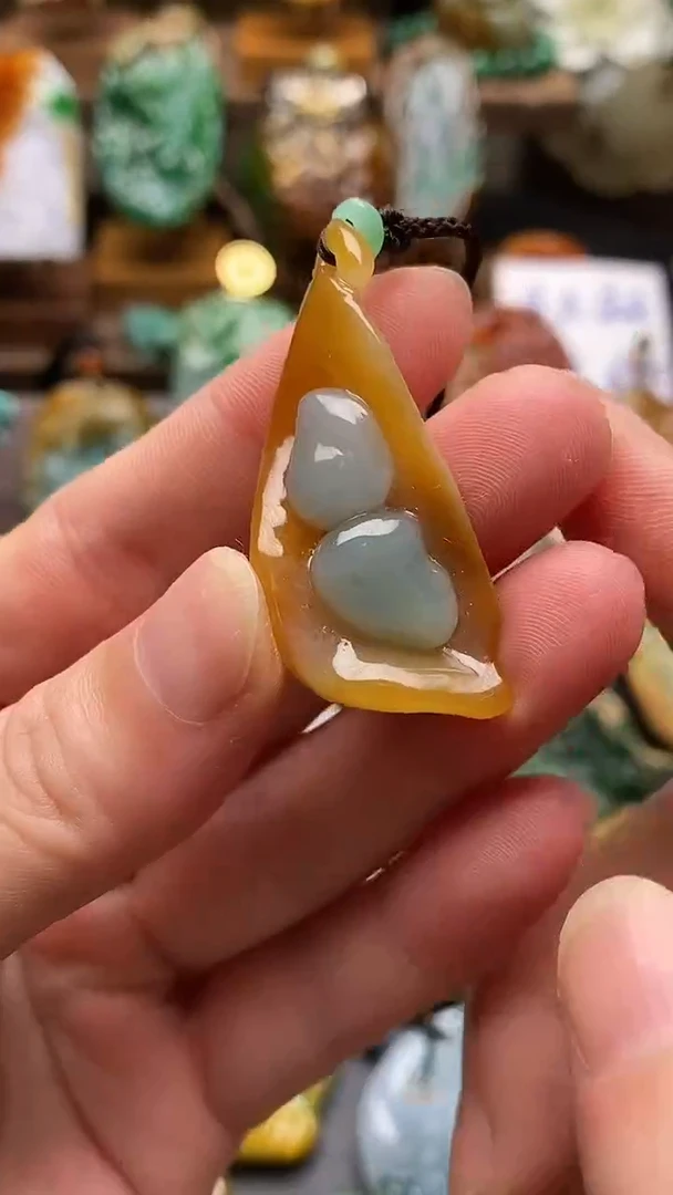 翡翠未镶嵌颈饰满黄福豆