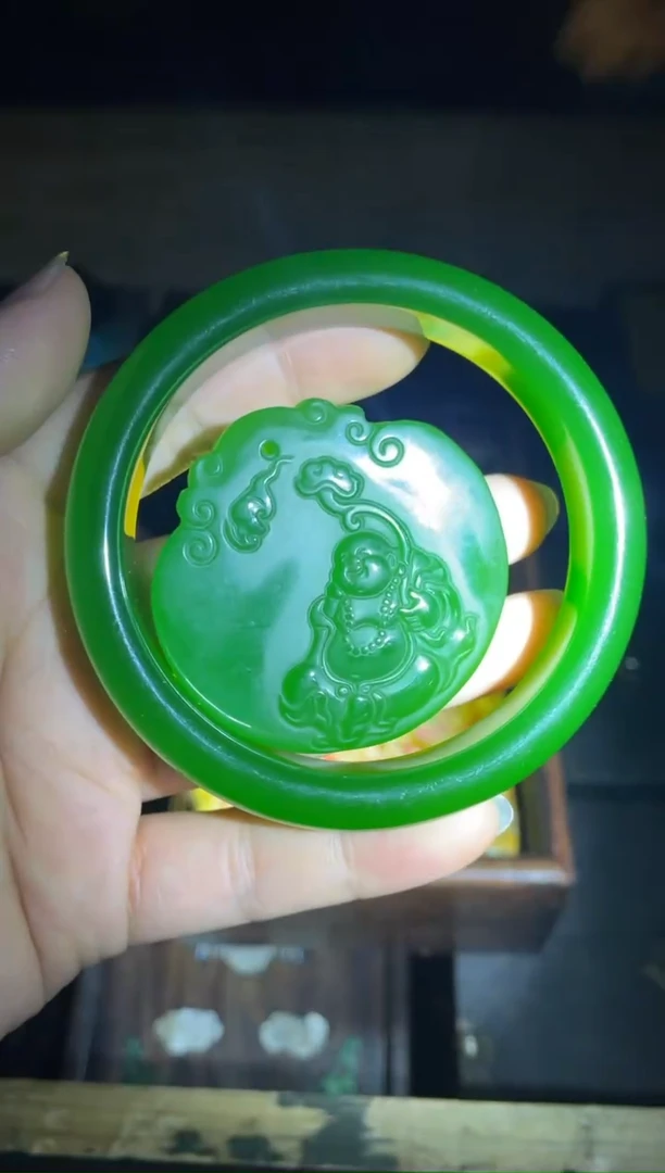 和田玉未镶嵌颈饰苹果绿手镯弥勒佛1套