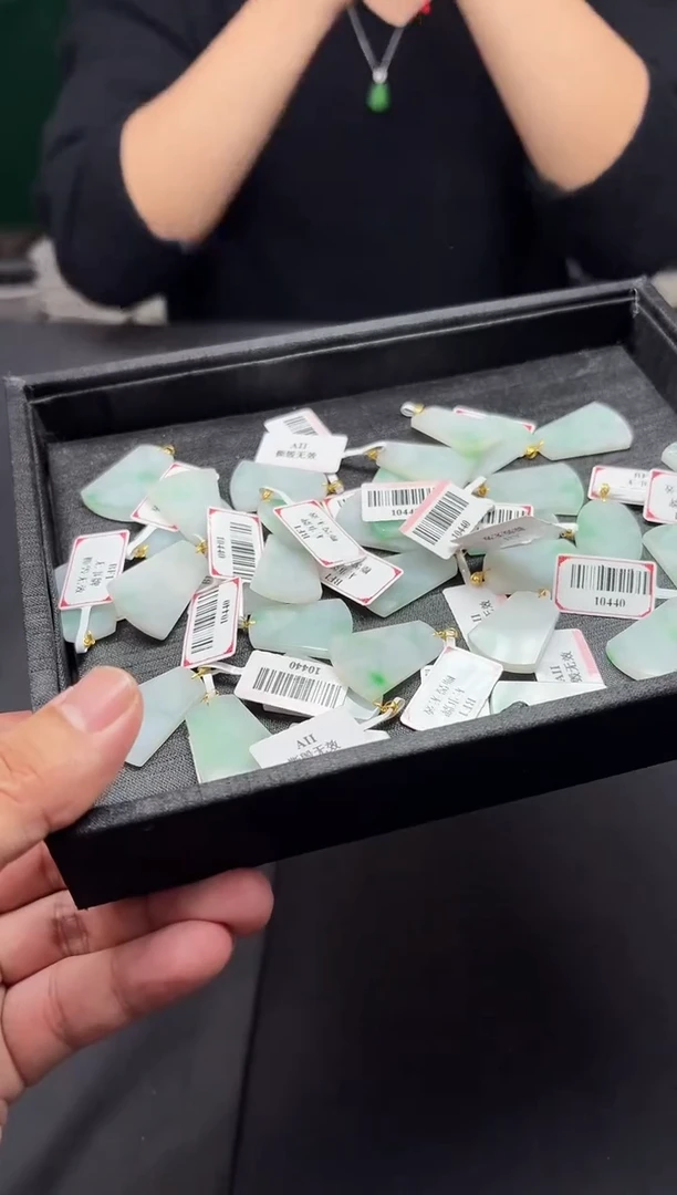 颈饰未镶嵌翡翠10440天然翡翠A货【无事牌】多样性发一个