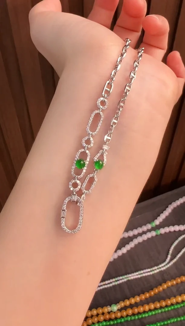 颈饰18K金镶嵌翡翠高冰正阳绿蛋面万能链