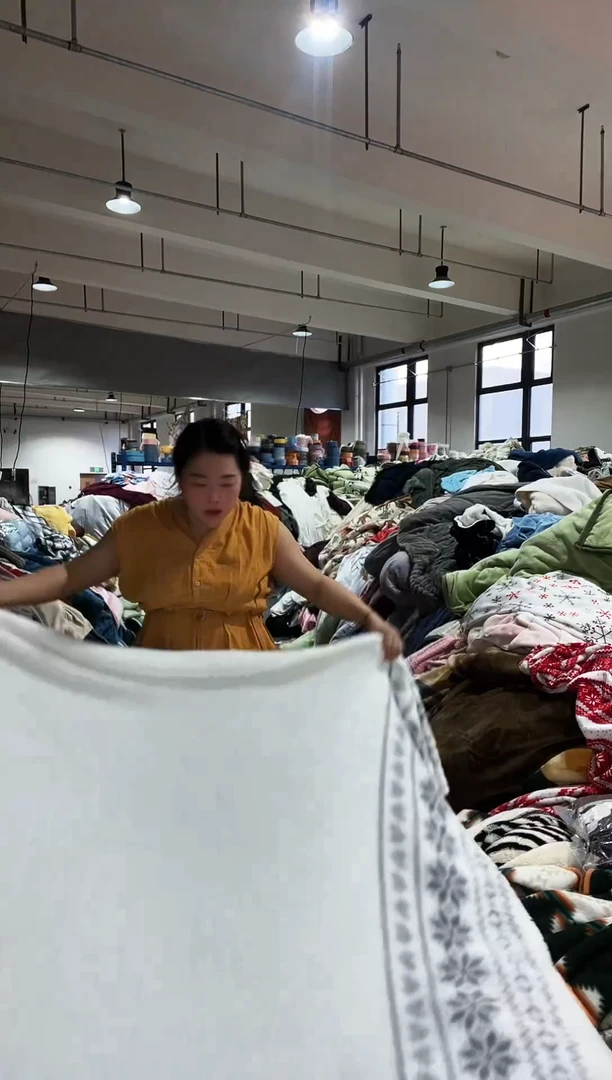 混纺主播手上展示的产品