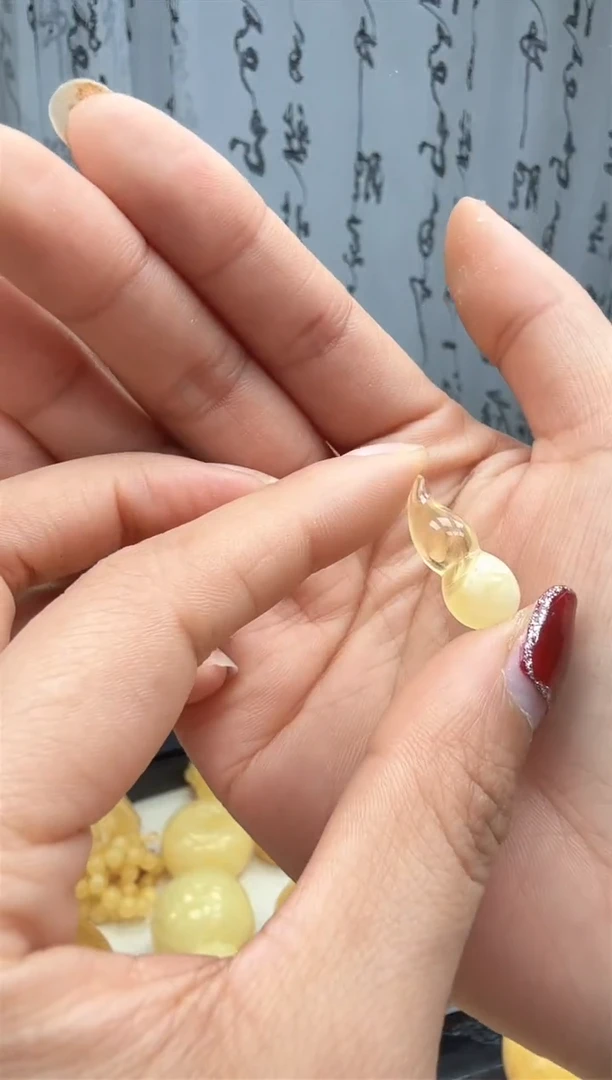 【闪购商品】琥珀裸石未镶嵌葫芦