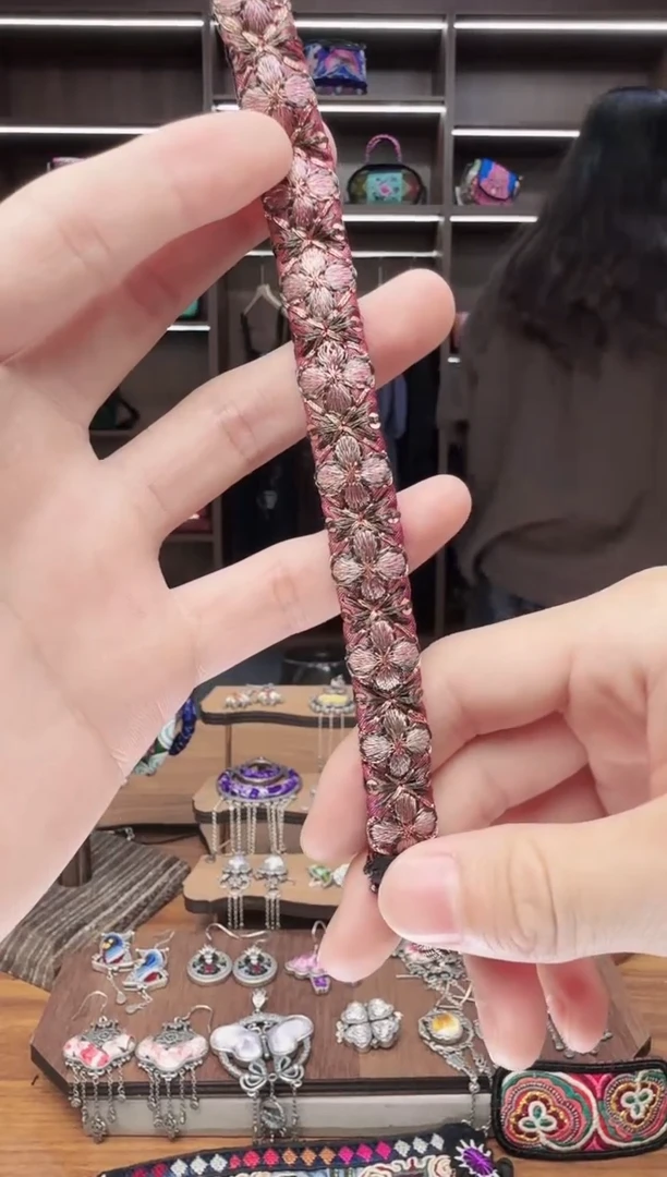 织绣12蒙阿苏苗绣传承店