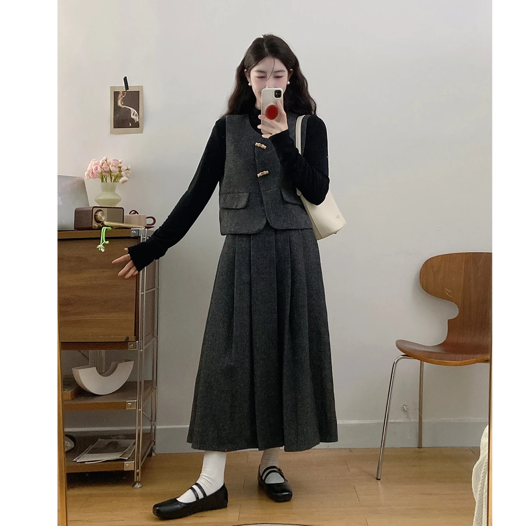 大码秋冬新品内搭打底衫时尚马甲休闲百褶半身裙三件套装