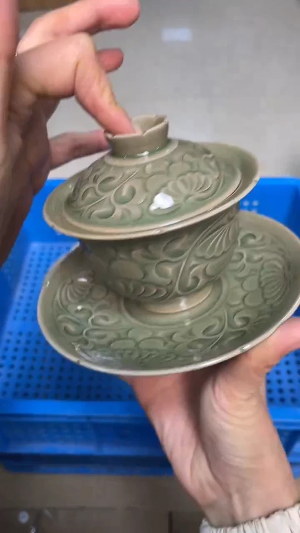 陶瓷纯手工秘色菊纹葵口三才盖碗（一个）