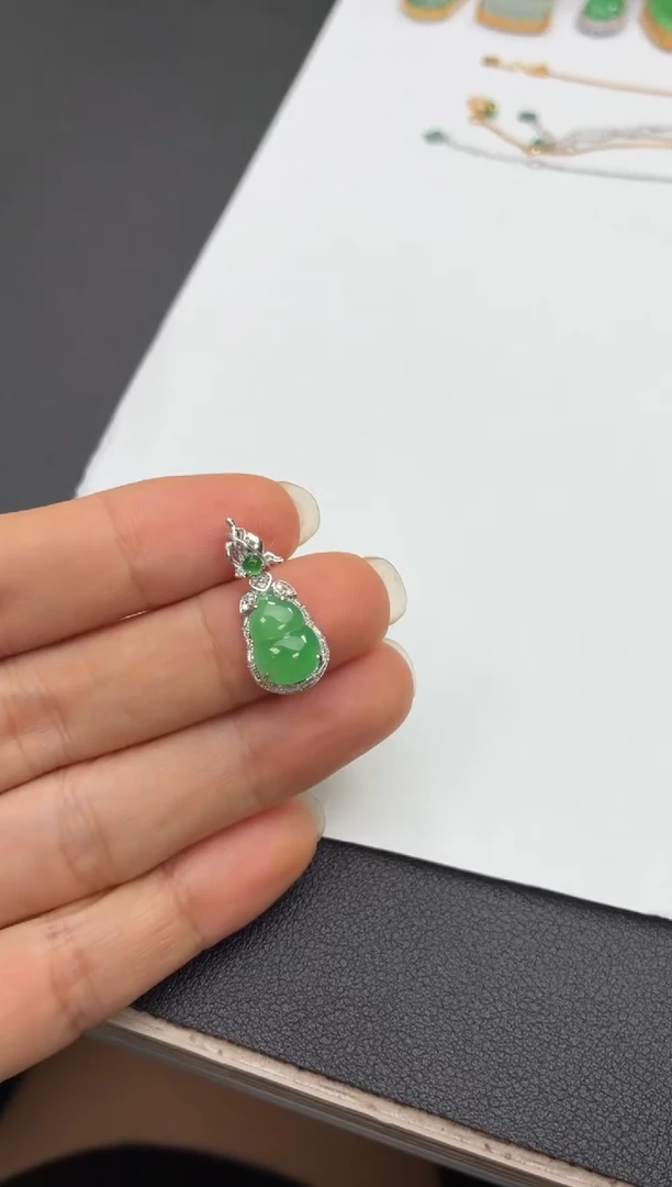 颈饰18K金镶嵌翡翠天然翡翠A货