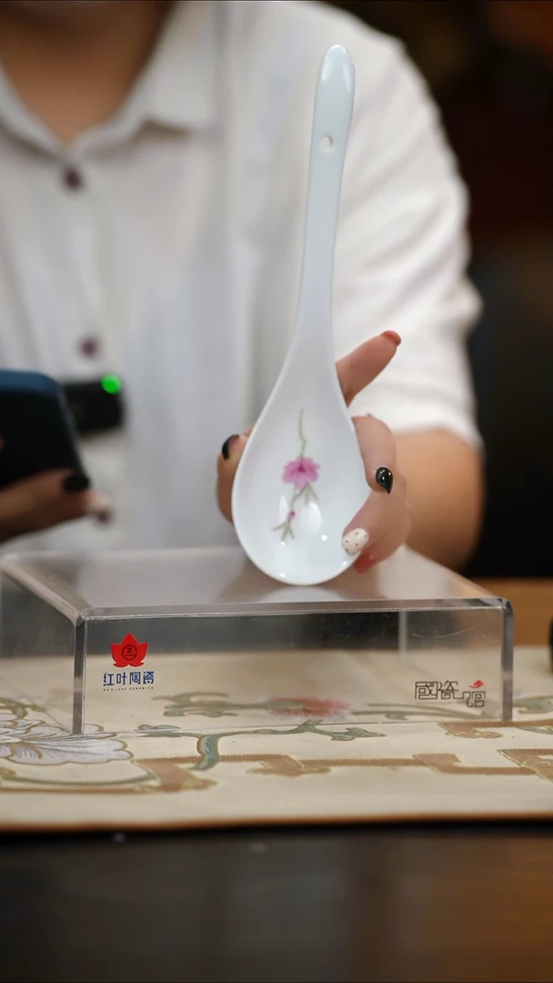 1个正价手绘水点桃花大弯勺